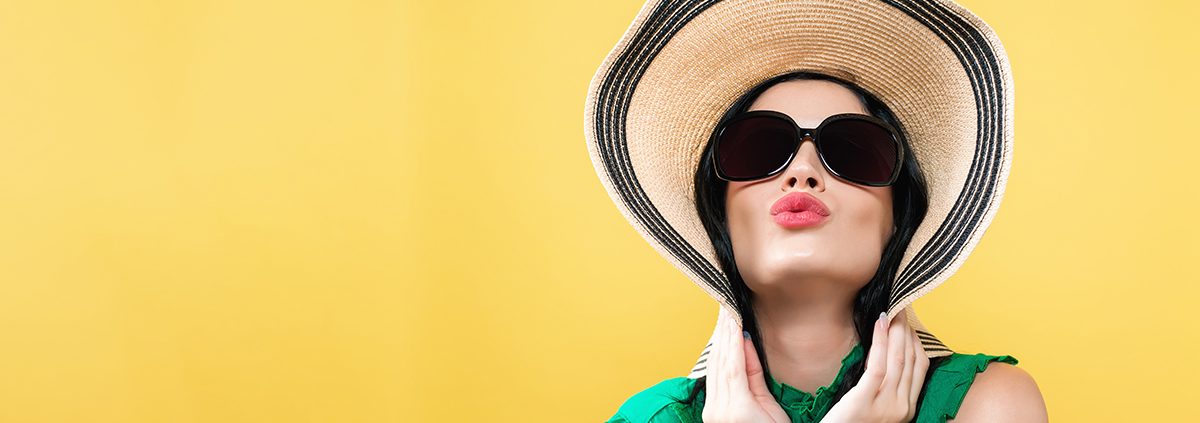 Young woman with a hat and sunglasses