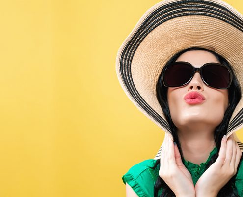 Young woman with a hat and sunglasses